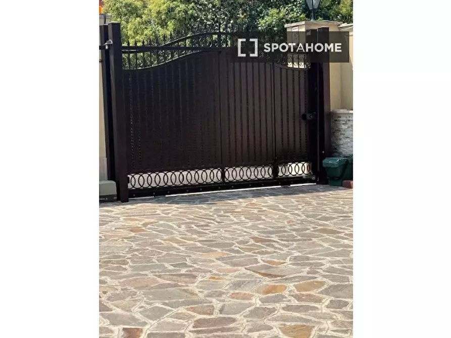 Immagine 7 di Camera condivisa in affitto  in Via dell'Agro Curziano a Roma