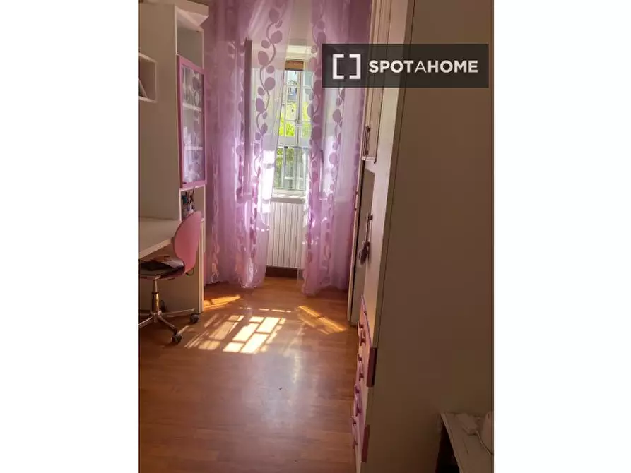 Immagine 12 di Camera condivisa in affitto  in Via Posillipo a Napoli