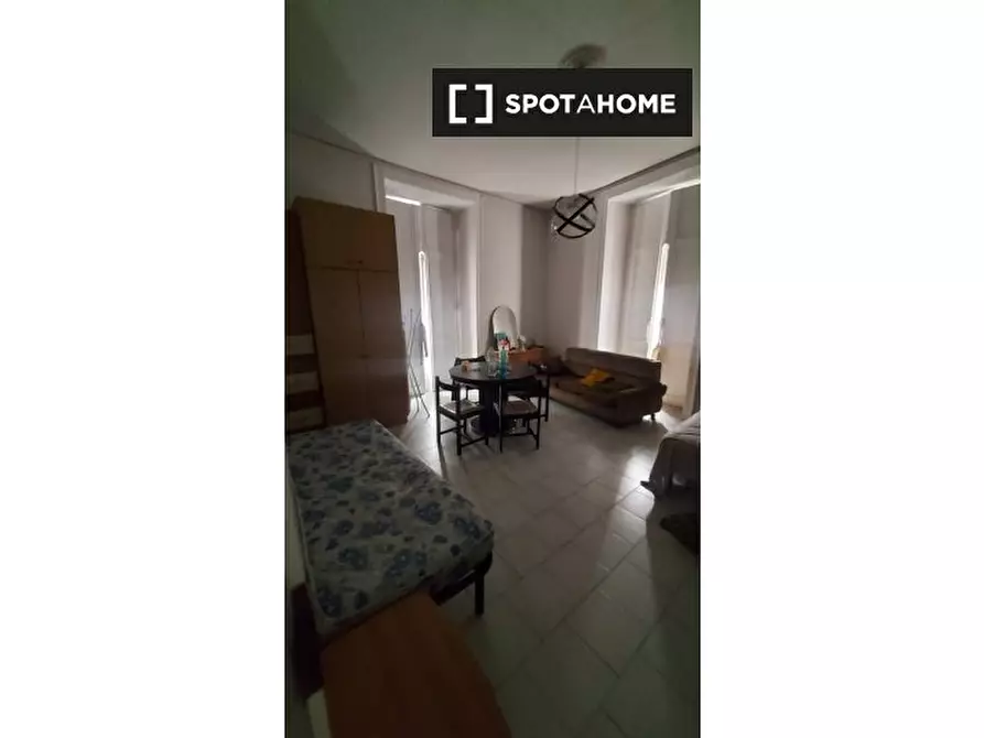 Immagine 5 di Camera condivisa in affitto  in Via Carminiello Al Mercato a Napoli