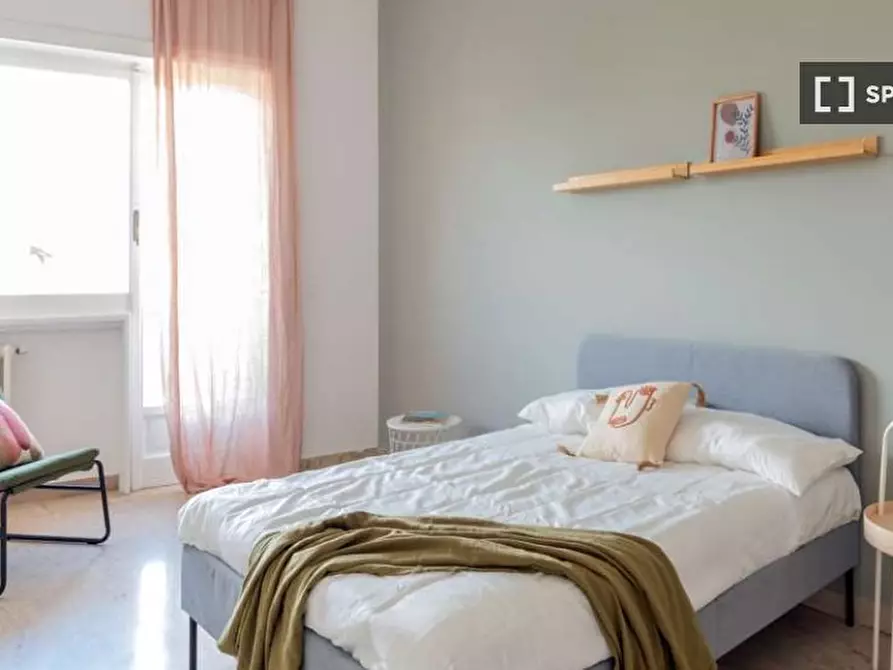 Immagine 1 di Camera condivisa in affitto  in Viale degli Ammiragli a Roma