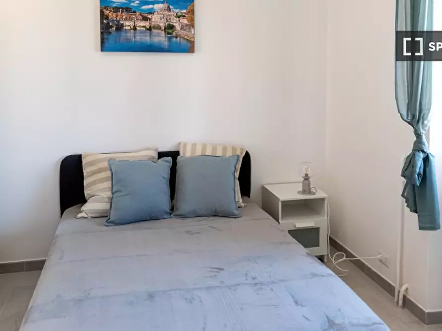 Immagine 2 di Camera condivisa in affitto  in Via Costantino a Roma