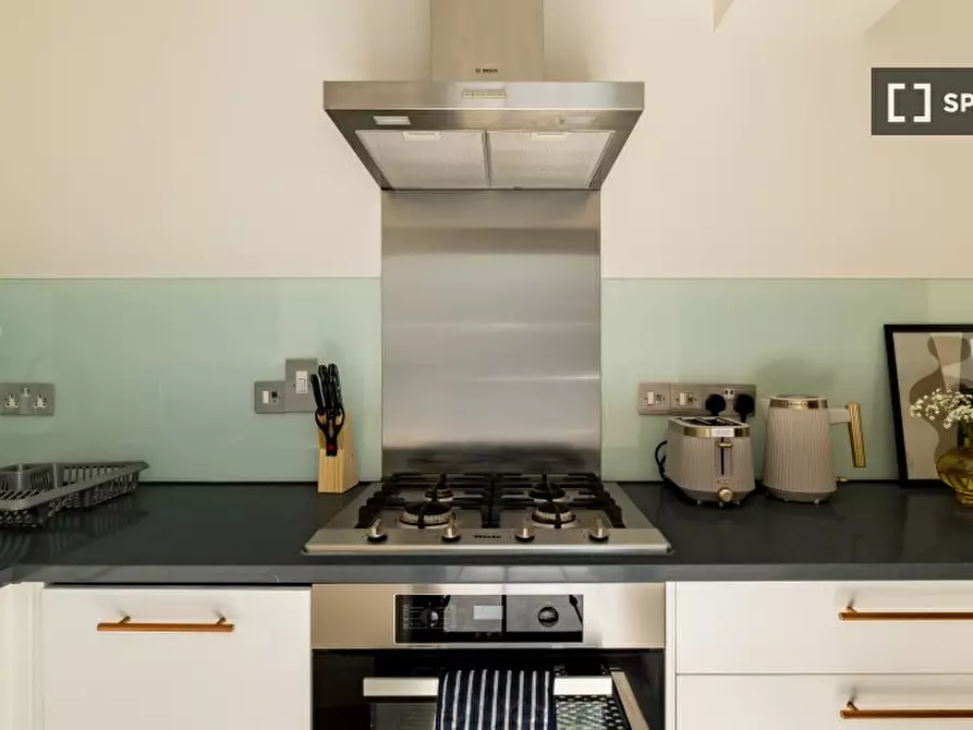 Immagine 14 di Appartamento in affitto  in Basing Street a Kensington