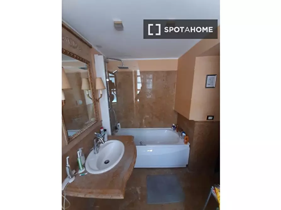 Immagine 8 di Camera condivisa in affitto  in Via Cavour a Roma