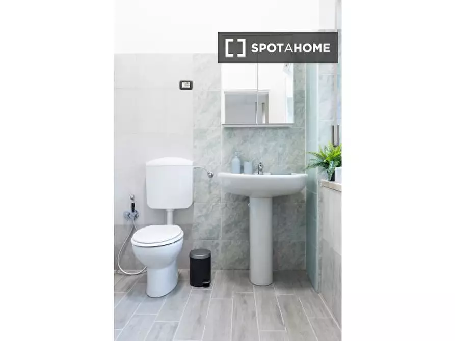 Immagine 19 di Camera condivisa in affitto  in Via Elba a Torino