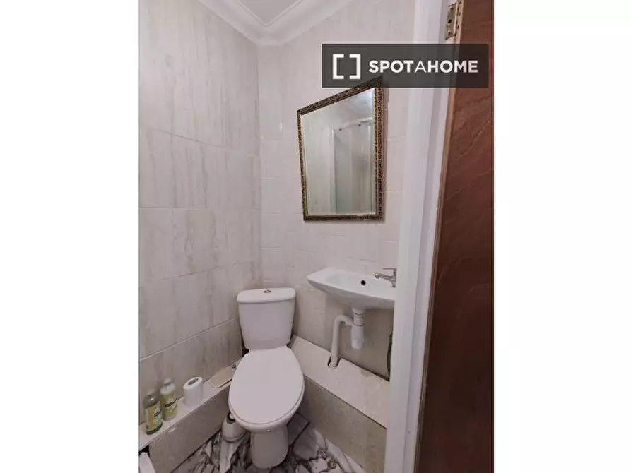 Immagine 12 di Camera condivisa in affitto  in Strattondale St a Poplar