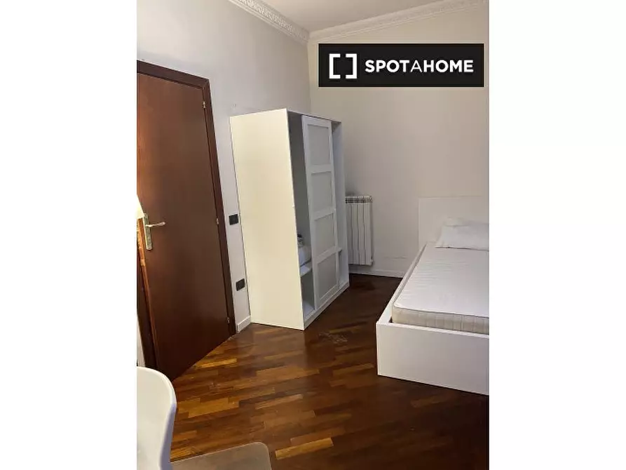 Immagine 7 di Camera condivisa in affitto  in Via Mario Gigante a Napoli