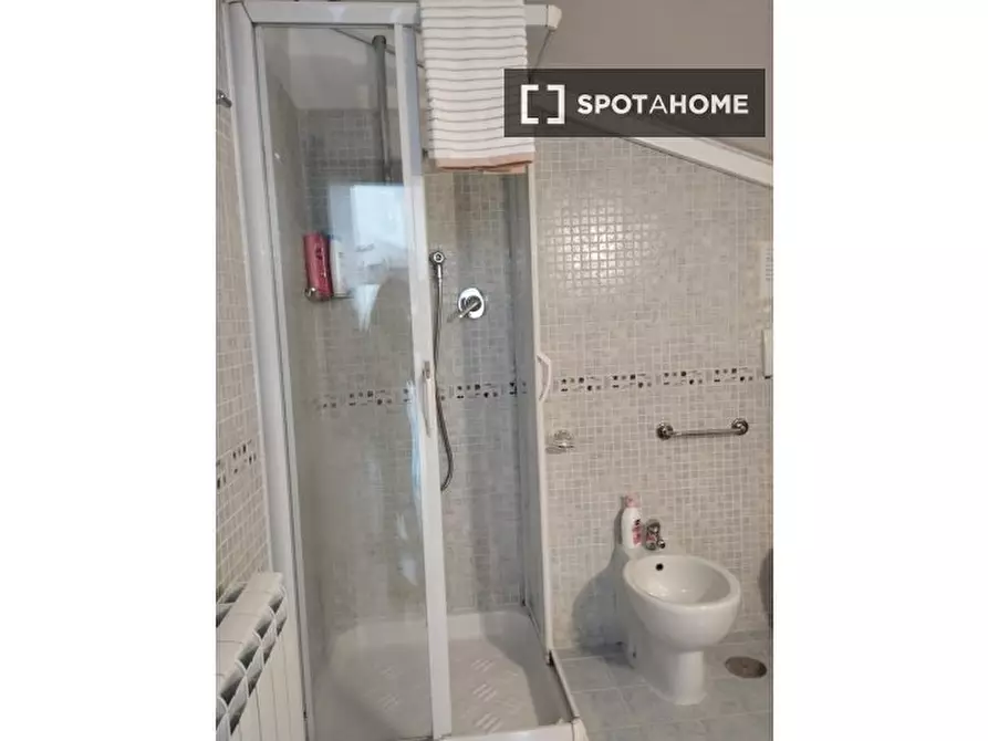 Immagine 5 di Camera condivisa in affitto  in Piazza Eschilo a Roma