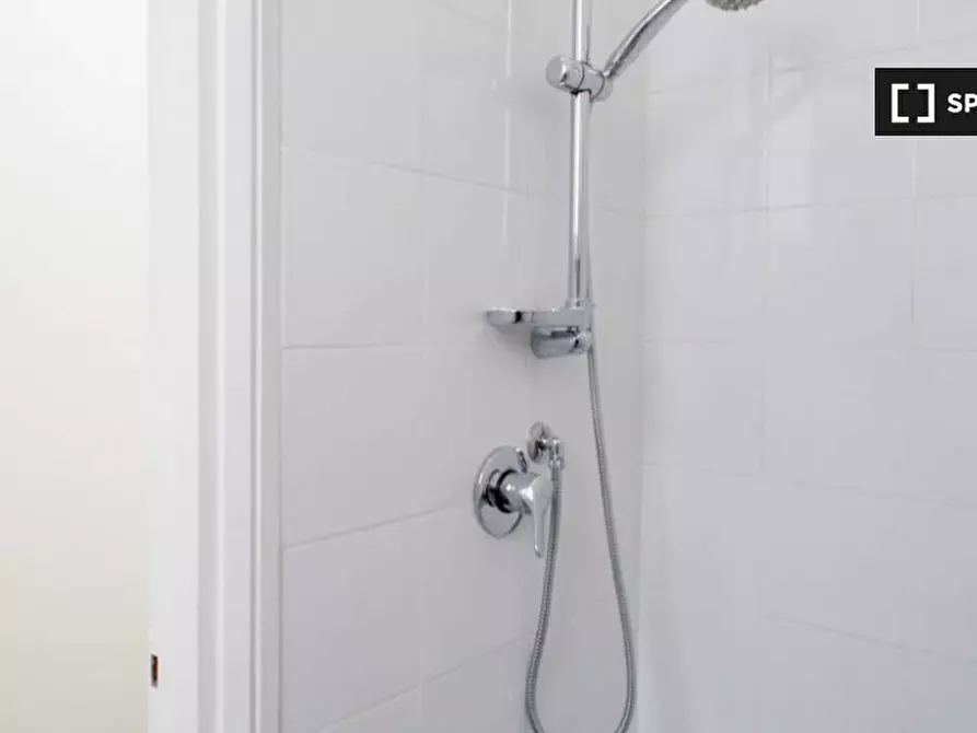 Immagine 10 di Camera condivisa in affitto  in Via Luca Valerio a Roma