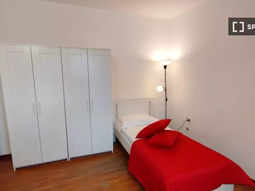 Immagine 1 di Camera condivisa in affitto  in Via Francesco Calzolari a Firenze