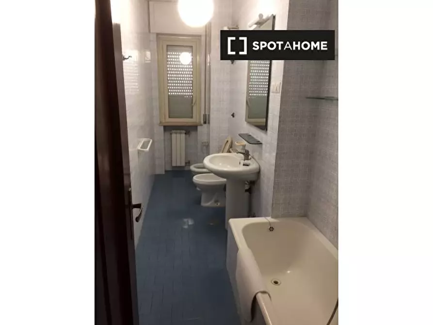 Immagine 16 di Camera condivisa in affitto  in Via Croce Rossa a Napoli