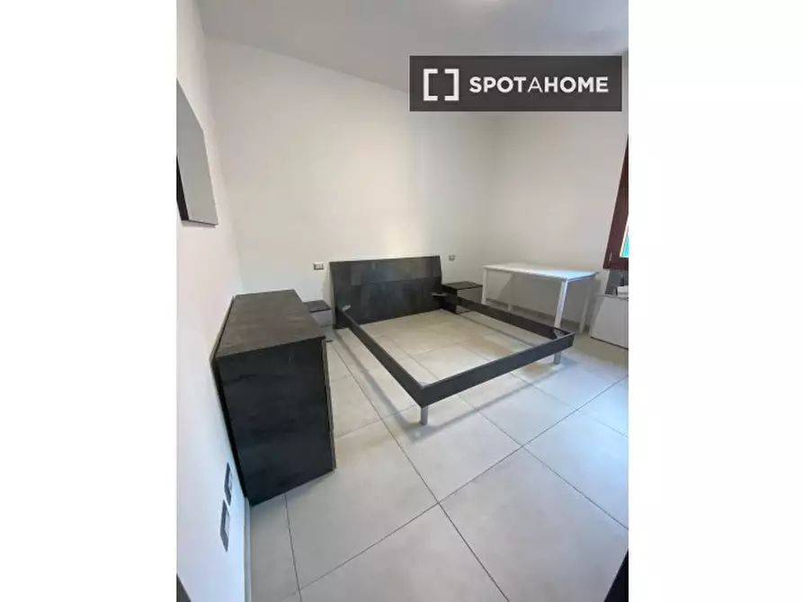 Immagine 1 di Camera condivisa in affitto  in Via Ugo Foscolo a Sesto San Giovanni