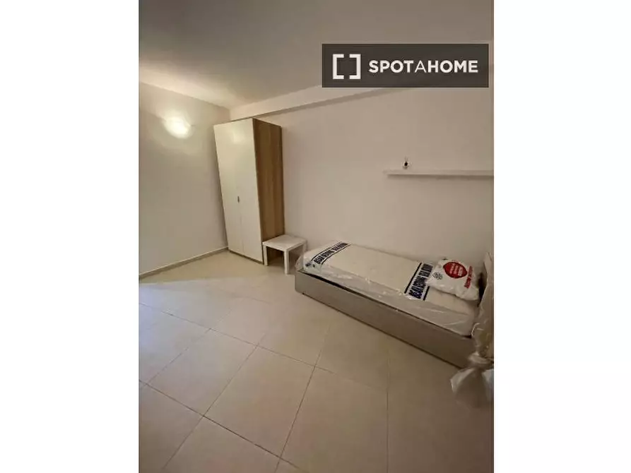 Immagine 17 di Camera condivisa in affitto  in Via Luigi Settembrini a Napoli