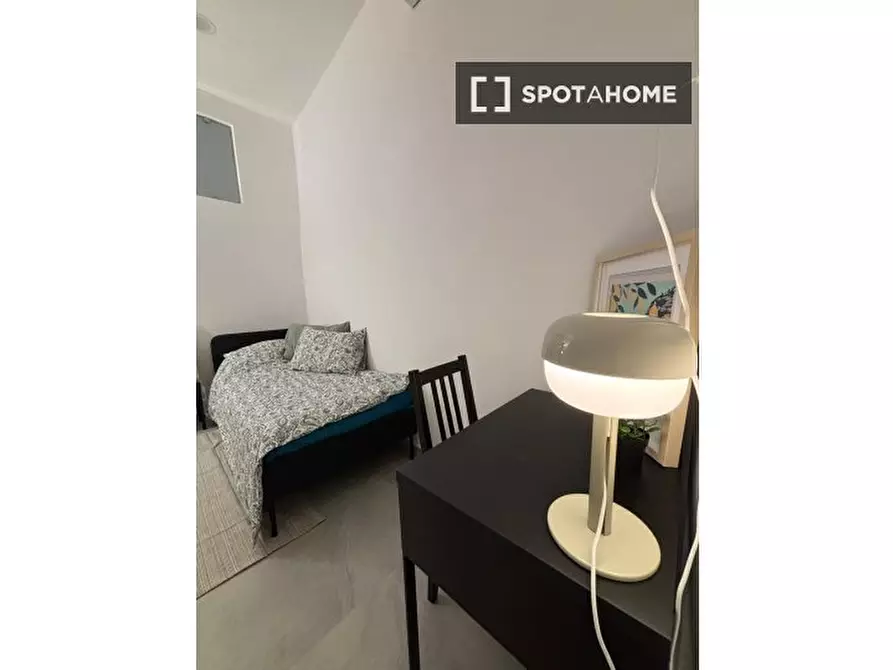 Immagine 1 di Camera condivisa in affitto  in P.za Cavour a Napoli