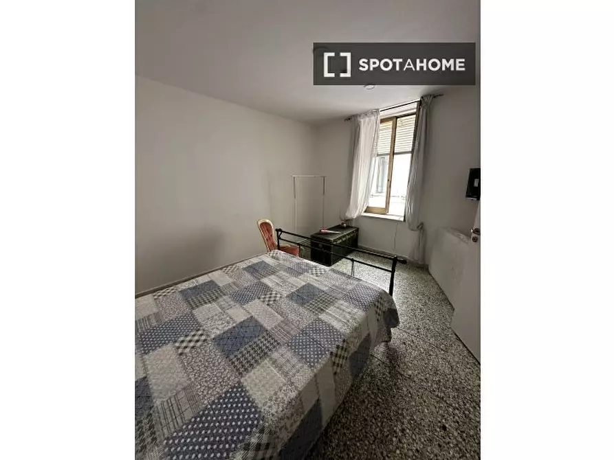 Immagine 3 di Camera condivisa in affitto  in V. Salvator Rosa a Napoli