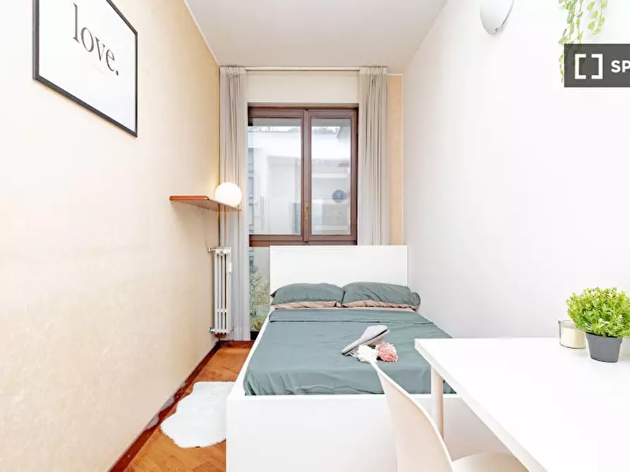 Immagine 2 di Camera condivisa in affitto  in Via Francesco Caracciolo a Milano