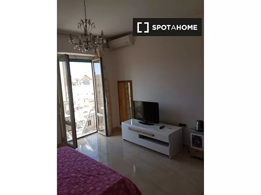 Immagine 1 di Camera condivisa in affitto  in Via Alba, 00182 Roma RM, Italy a Roma