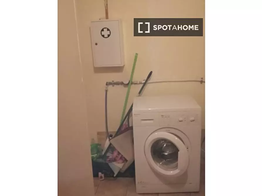 Immagine 3 di Camera condivisa in affitto  in Via dell'Olmata a Roma