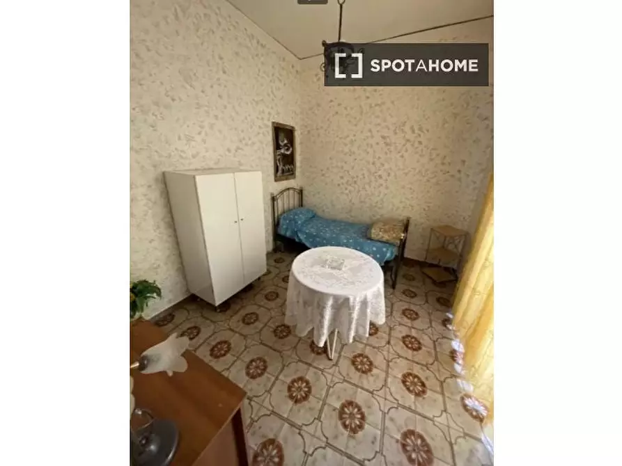 Immagine 1 di Camera condivisa in affitto  in Via S. Giovanni in Porta a Napoli