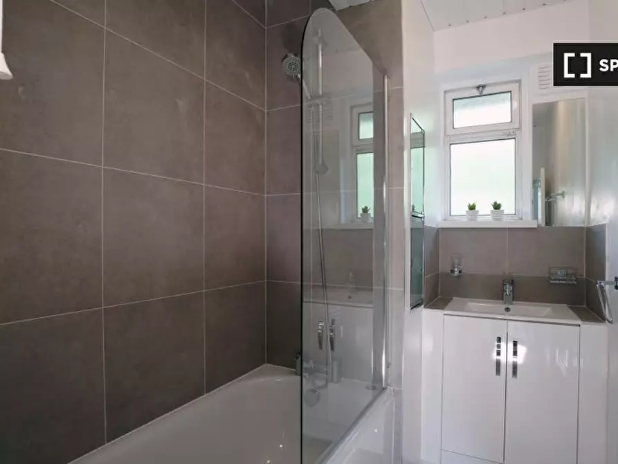 Immagine 8 di Camera condivisa in affitto  in Ansell House, Adelina Grove, London a Poplar