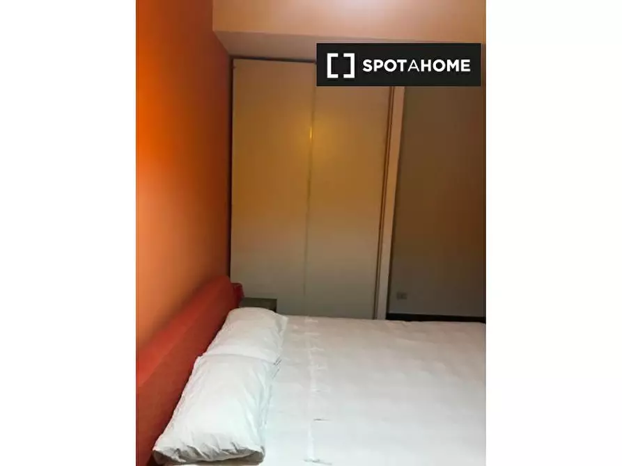 Immagine 1 di Camera condivisa in affitto  in Lungotevere di Pietra Papa a Roma