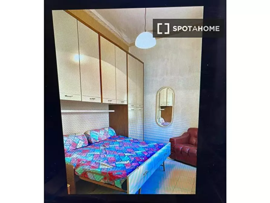 Immagine 2 di Camera condivisa in affitto  in P.za Cavour a Napoli