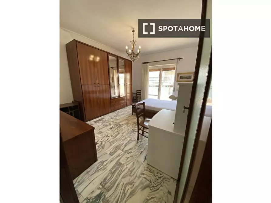 Immagine 3 di Camera condivisa in affitto  in Viale Maria Bakunin a Napoli