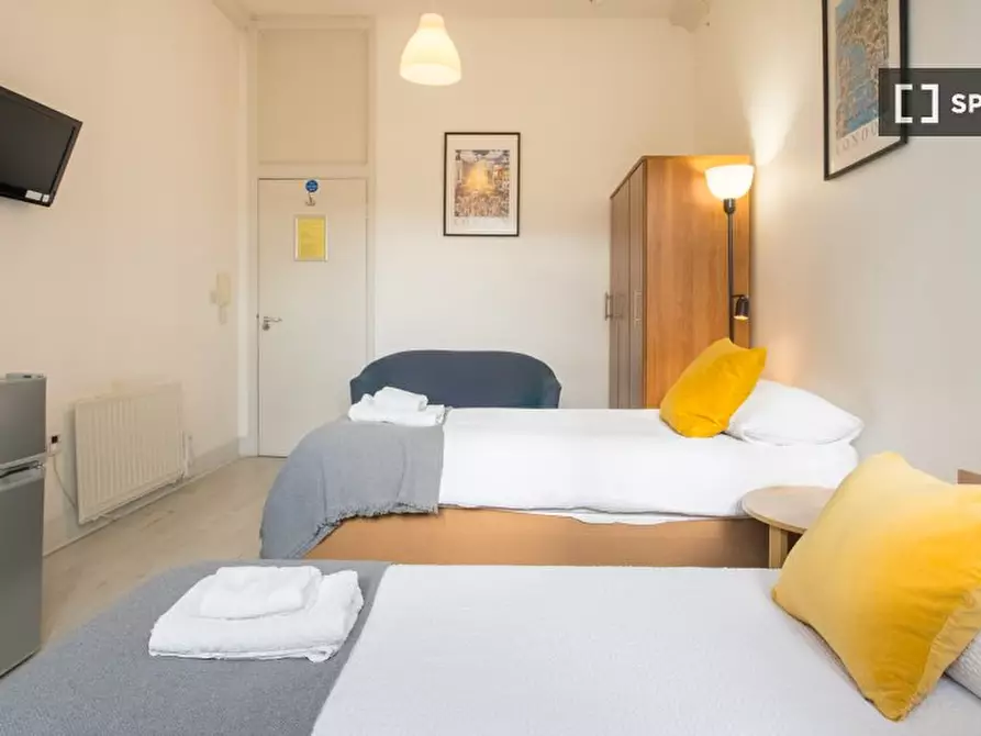 Immagine 3 di Camera condivisa in affitto  in nd Floor Apartment a Kensington
