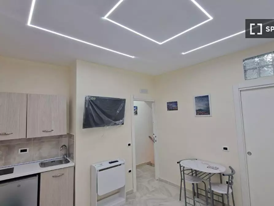 Immagine 4 di Camera condivisa in affitto  in Via Carlo de Cesare a Napoli