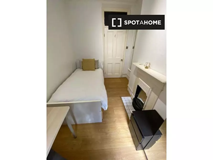 Immagine 2 di Camera condivisa in affitto  in Edith Road a Hammersmith