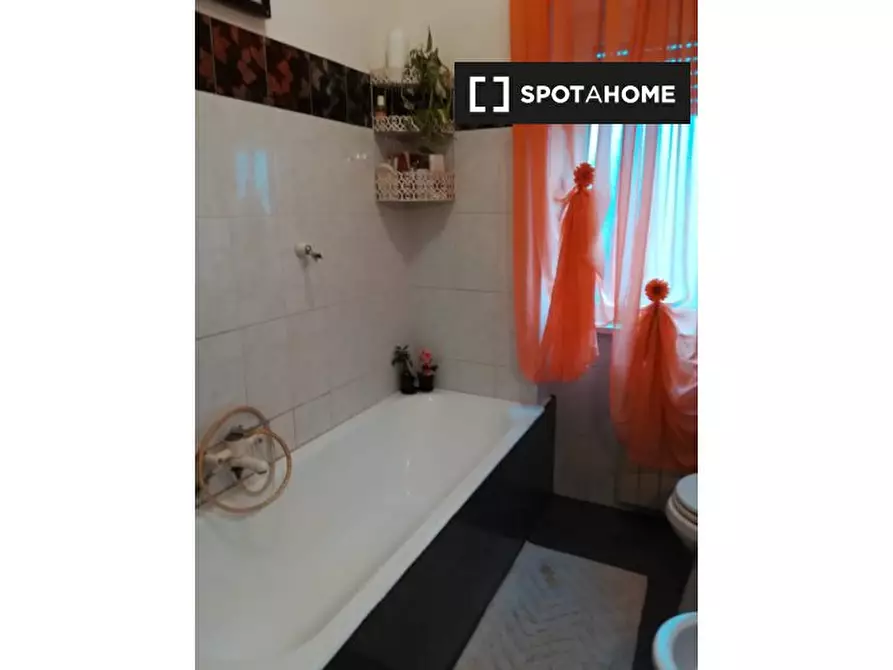 Immagine 11 di Camera condivisa in affitto  in Via Garessio a Roma