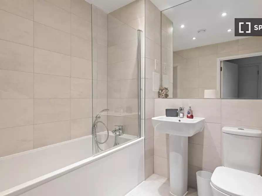 Immagine 5 di Appartamento in affitto  in Lakeside Dr a Brent