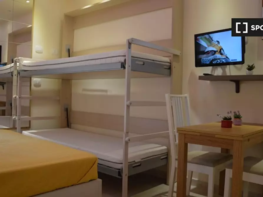 Immagine 6 di Camera condivisa in affitto  in Via Vetulonia a Roma