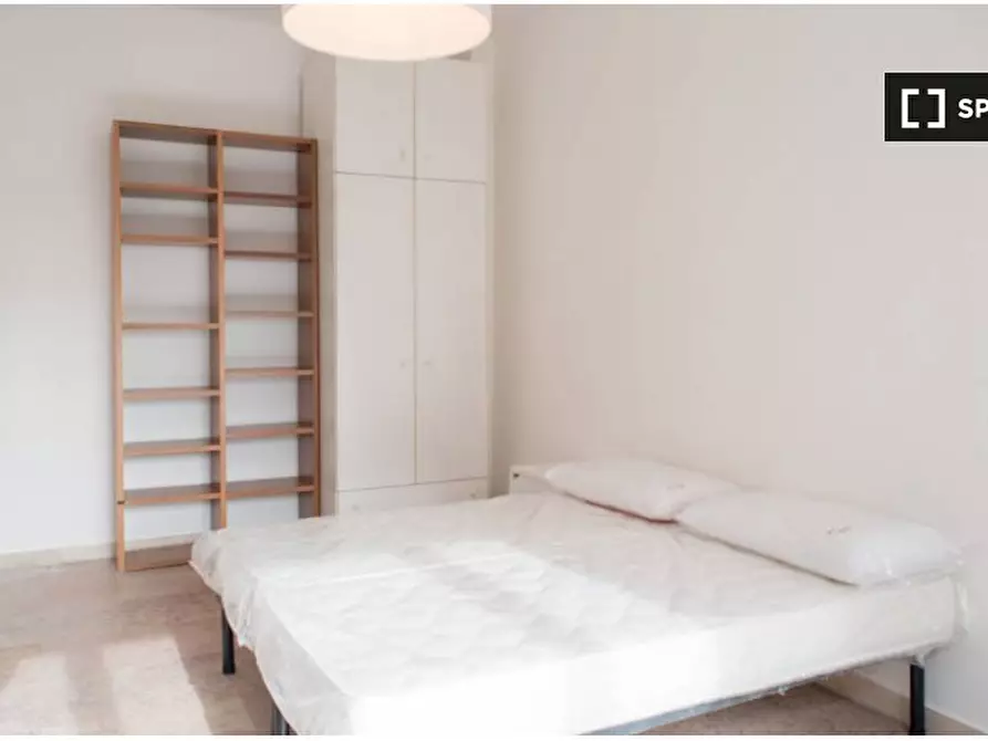 Immagine 2 di Camera condivisa in affitto  in Via Luca Valerio a Roma