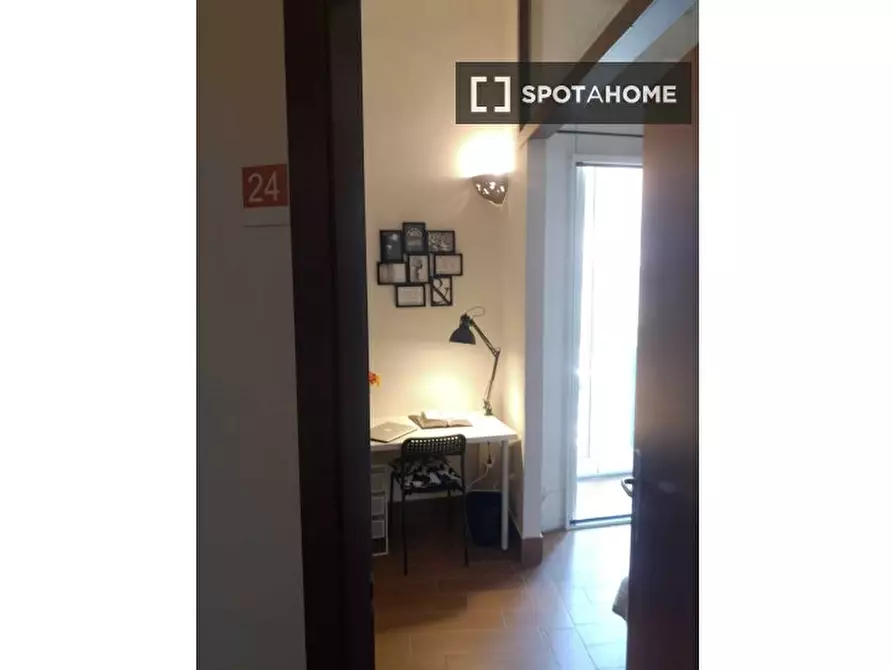 Immagine 5 di Camera condivisa in affitto  in Via Enrico Pessina n. a Napoli