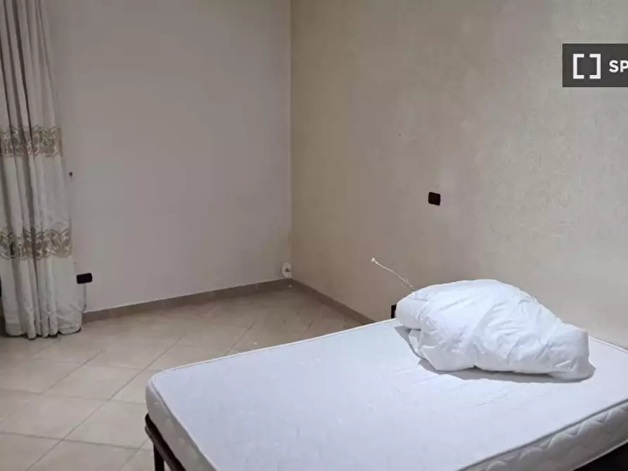 Immagine 3 di Camera condivisa in affitto  in Via Luigi Settembrini a Napoli