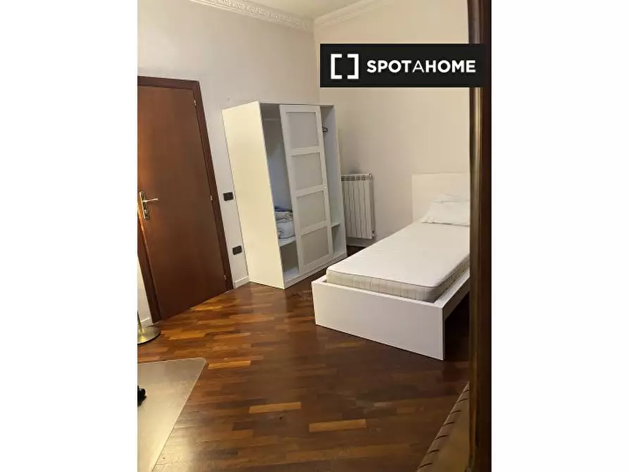 Immagine 14 di Camera condivisa in affitto  in Via Mario Gigante a Napoli