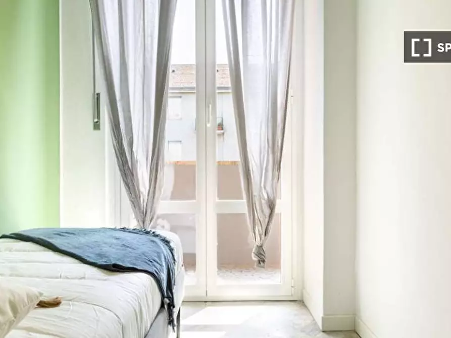 Immagine 1 di Camera condivisa in affitto  in Via Lorenteggio Milan a Milano