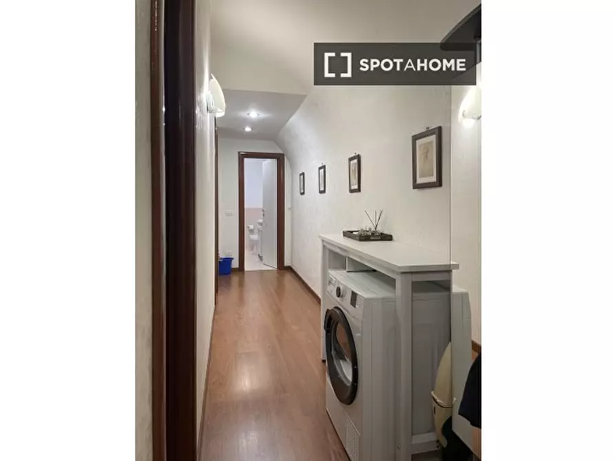 Immagine 3 di Camera condivisa in affitto  in Viale Guglielmo Marconi a Roma
