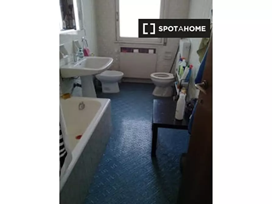 Immagine 6 di Camera condivisa in affitto  in Via Andrea Costa a Bologna