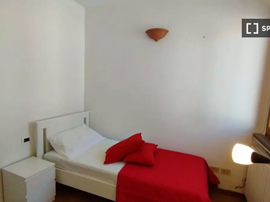 Immagine 2 di Camera condivisa in affitto  in Via Francesco Calzolari a Firenze