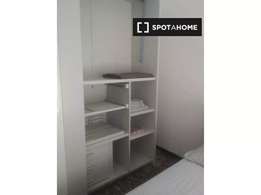 Immagine 9 di Camera condivisa in affitto  in Via Venezia a Genova