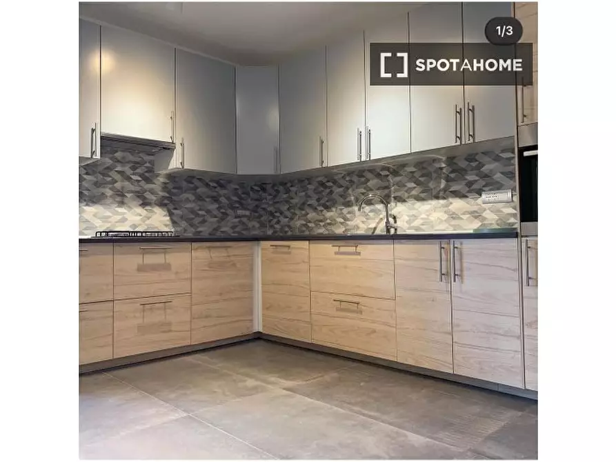 Immagine 3 di Camera condivisa in affitto  in Via Pasquale Frustaci a Napoli