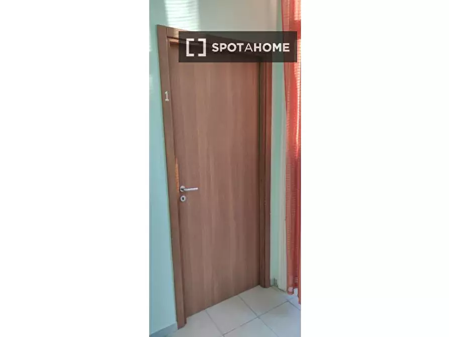 Immagine 4 di Camera condivisa in affitto  in Piazza Crocelle ai Mannesi a Napoli