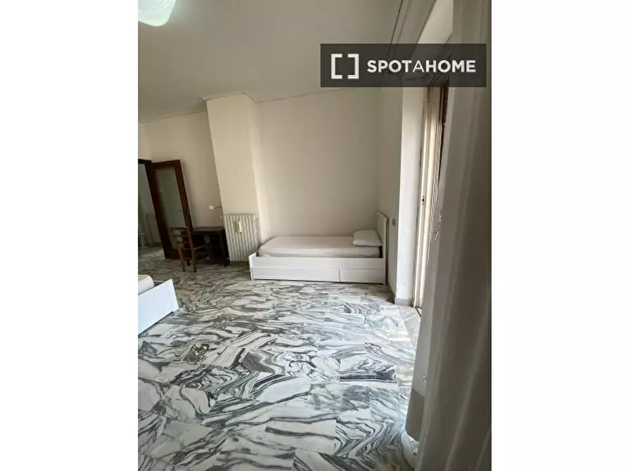 Immagine 6 di Camera condivisa in affitto  in Viale Maria Bakunin a Napoli