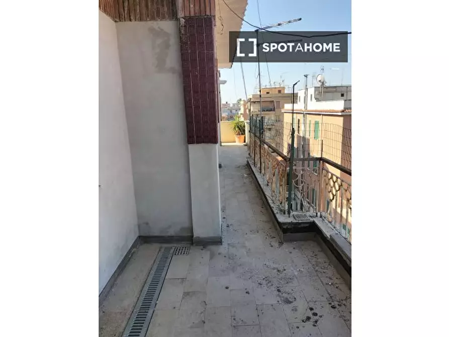 Immagine 9 di Camera condivisa in affitto  in Via delle Acacie a Roma