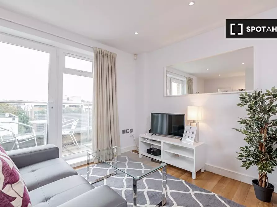 Immagine 1 di Appartamento in affitto  in Walnut Tree Cl a Guildford
