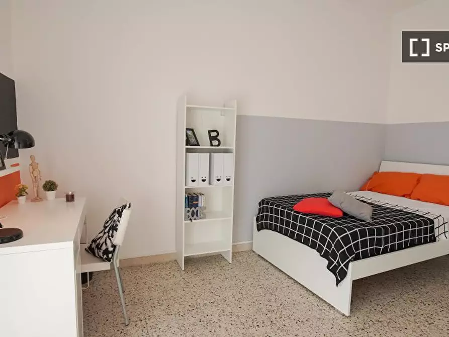 Immagine 4 di Camera condivisa in affitto  in Via Colli Aminei a Napoli