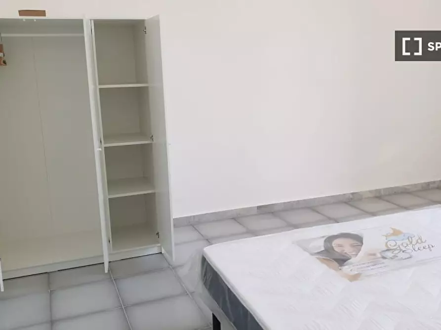 Immagine 13 di Camera condivisa in affitto  in Via Portacarrese a Montecalvario a Napoli