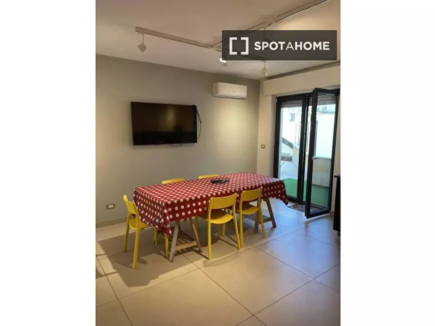 Immagine 10 di Camera condivisa in affitto  in Via Pasquale Frustaci a Napoli