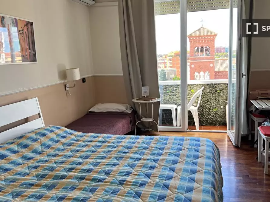 Immagine 3 di Camera condivisa in affitto  in Via Appia Nuova a Roma